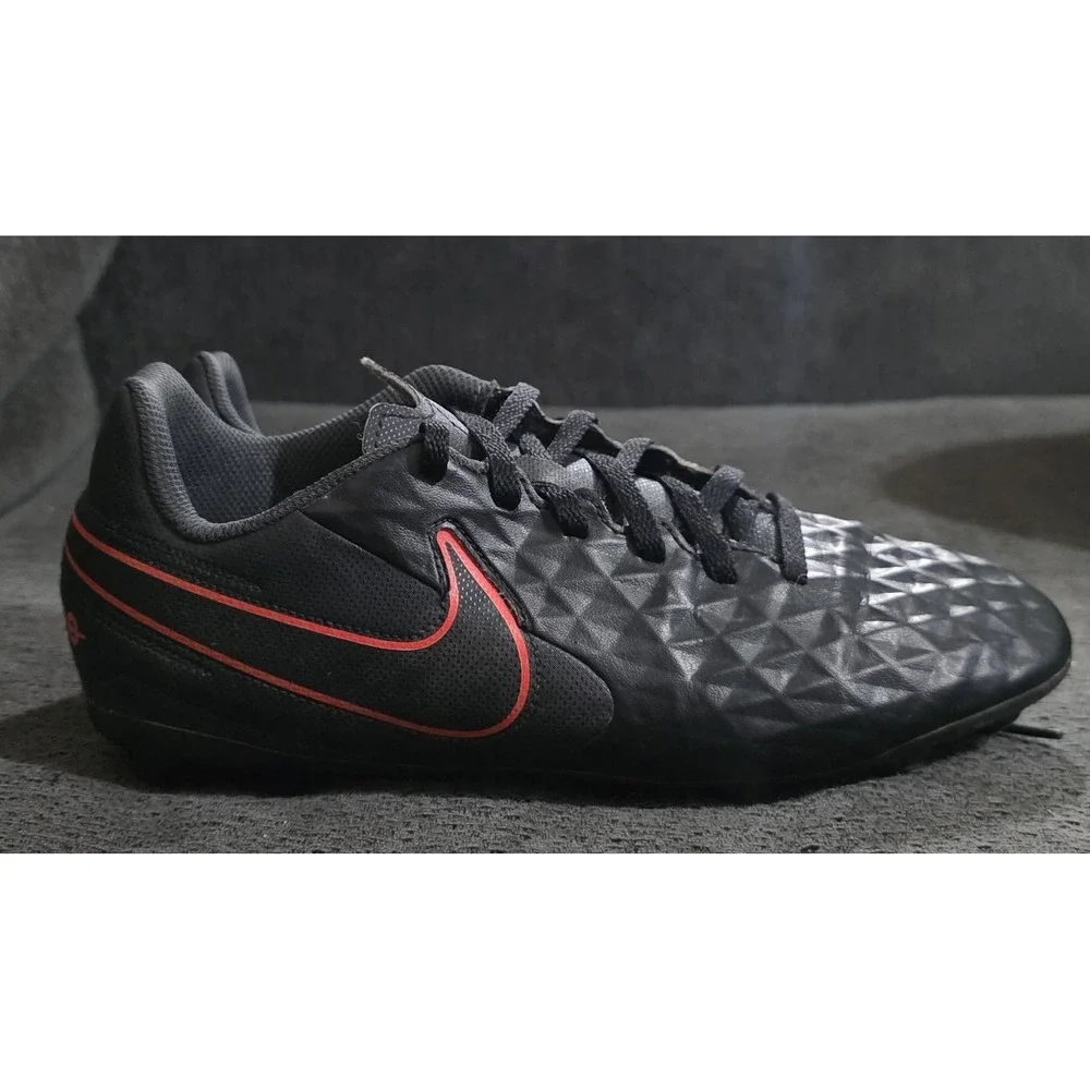 NikeJr Tiempo Legend 8 Club Soccer Cleats Black Crimson Youth Size 5Y AT5881-060